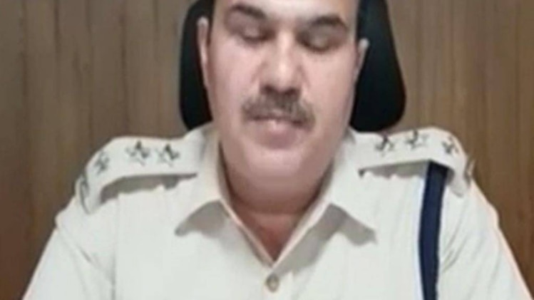 मामले की जानकारी देते पुल‍िस अफसर