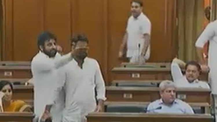 आओ बहस करें: विधानसभा में हिंदू-मुसलमान क्यों?