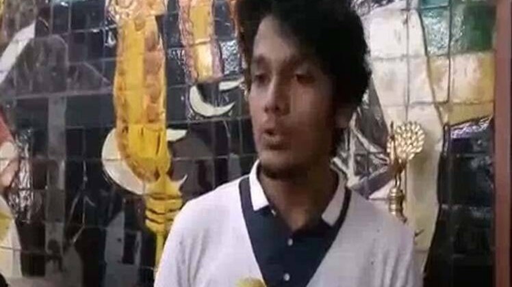 दिल्ली: बाढ़ पीड़ितों की मदद के लिए केरल भवन पहुंचे लोग