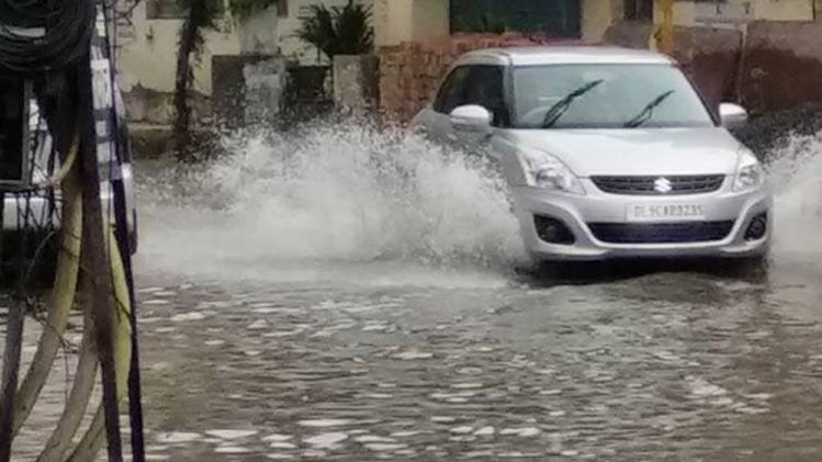 दिल्ली: जरा सी बारिश और पानी में बह गया सिस्टम!