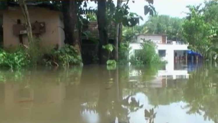 बारिश और बाढ़ से मुसीबतों का 'सैलाब'