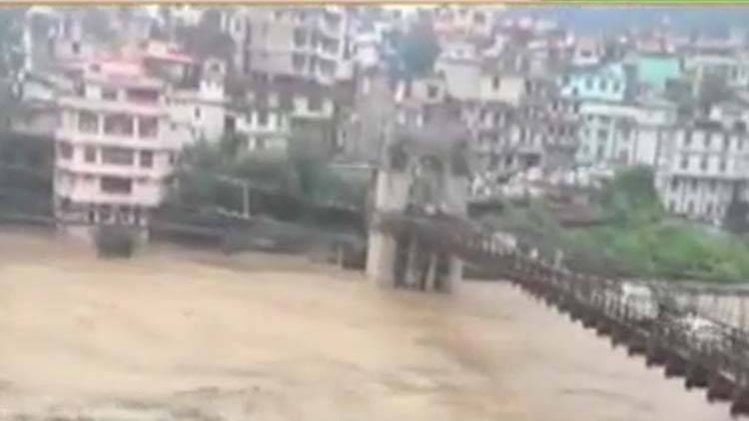 बारिश का कहर, कहीं गिरते पहाड़ तो कहीं उफनती नदियां