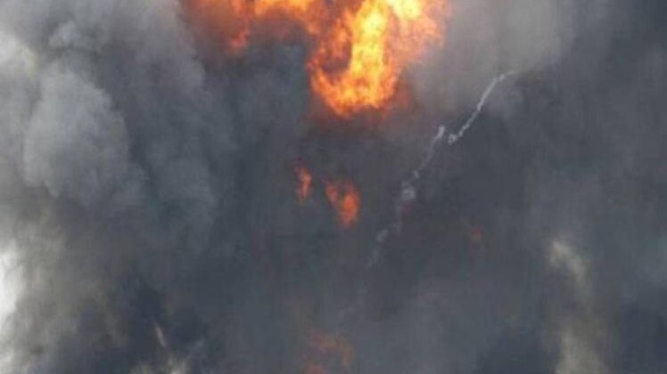 यूपी: सड़क पर दिखा ज्वालामुखी जैसा मंजर