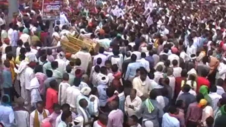 किसनों के निशाने पर फसल बीमा योजना