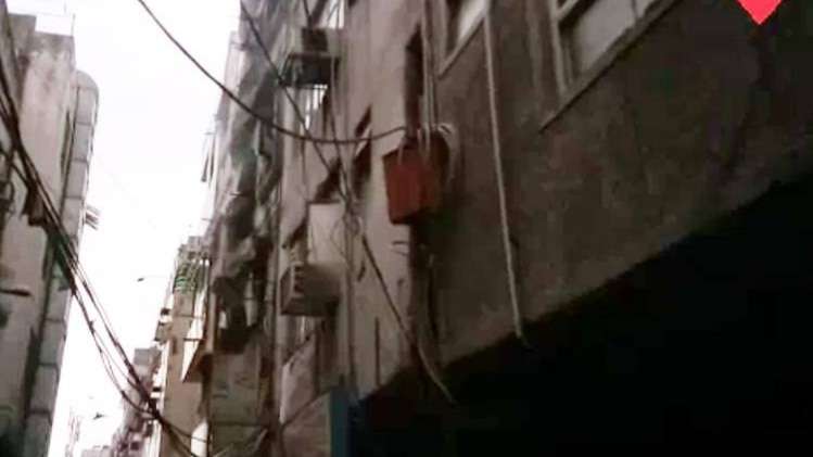 आग लगने के बाद इमारत से निकलता धुंआ