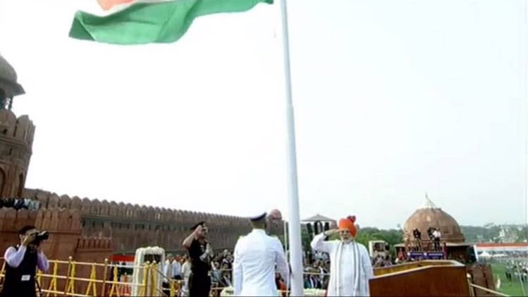 पीएम मोदी ने फहराया तिरंगा