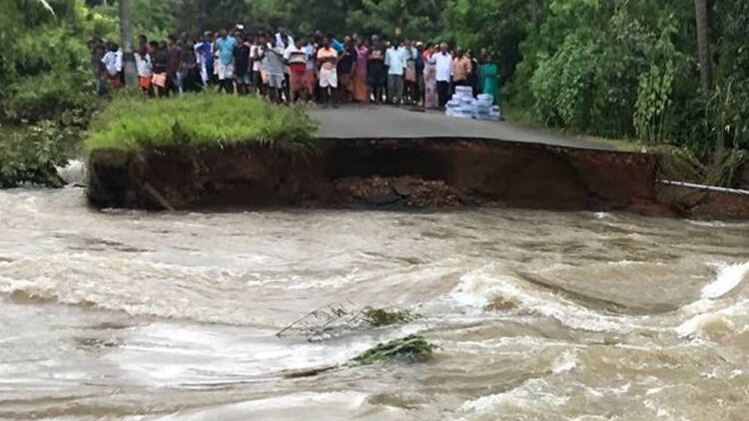 केरल में बाढ़ के बीच मदद का रास्ता देखते लोग
