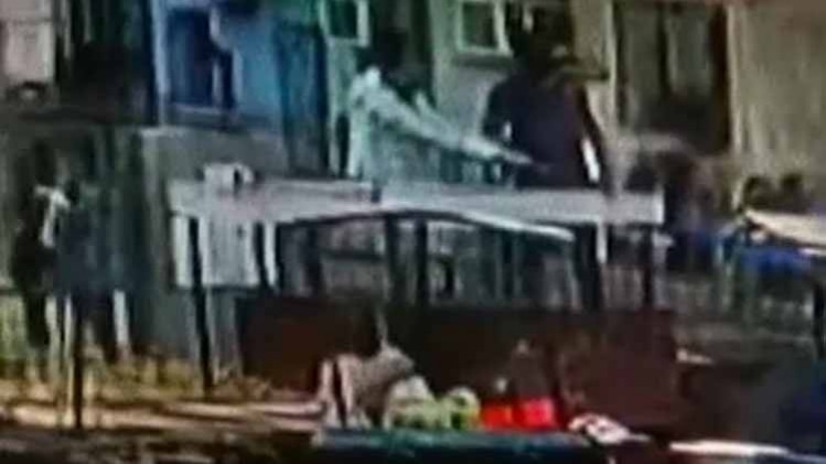 दिल्ली के गोविंदपुरी इलाके में दिनदहाड़े गोलीबारी