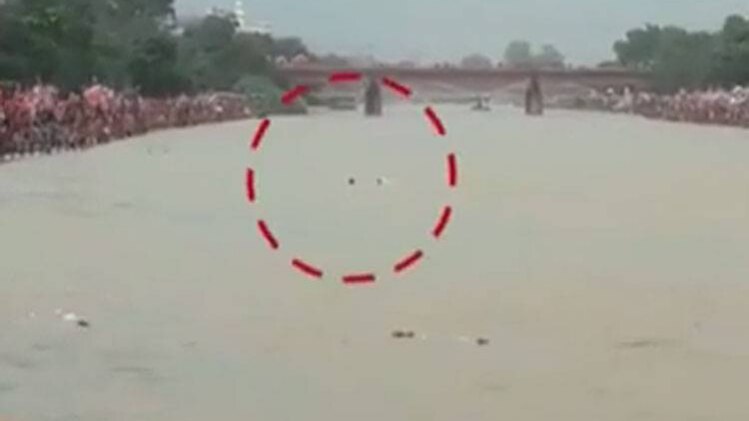 गंगा की लहरों में जिंदगी की जंग