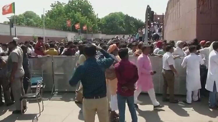 अंतिम सफर पर अटल