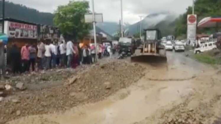 जम्मू- श्रीनगर राष्ट्रीय राजमार्ग पूरी तरह से बंद