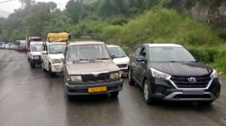 तेज बारिश के चलते जम्मू- श्रीनगर राष्ट्रीय राजमार्ग बंद