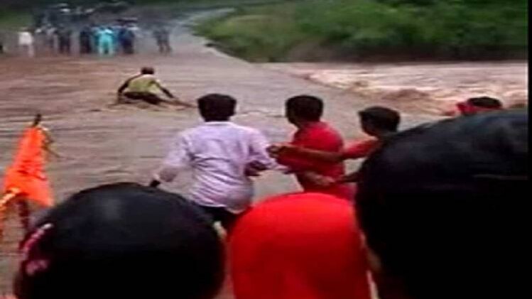 कुत्तों की नकल करना पड़ा भारी, उफनती नदी में बह गया ये शख्स