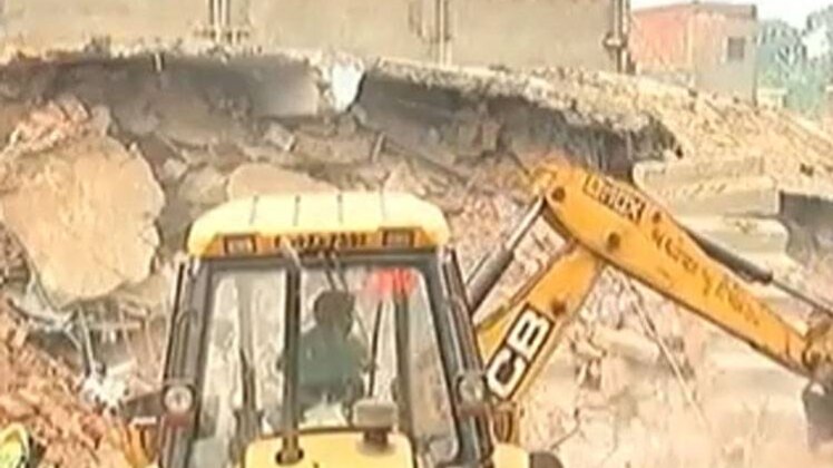 अहमदाबाद में गिरी इमारत में1 की मौत