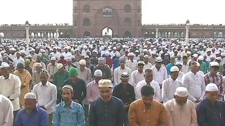 जामा मस्‍जि‍द में नमाज अदा करते नमाजी