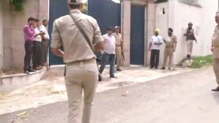 फारुक़ अब्दुल्ला के घर के अंदर घुसी कार