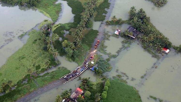केरल में अब भी हजारों लोग बाढ़ ग्रस्‍त इलाकों में फंसे हैं.(फोटों साभार- रायटर)