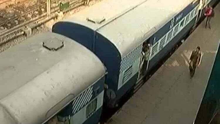 अब अपना रेलवे टिकट किसी को भी कर सकते हैं ट्रांसफर