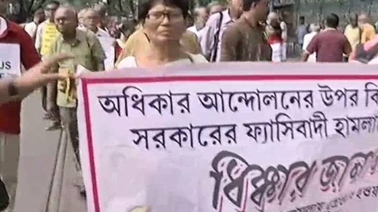 वाम बुद्धिजीवियों की गिरफ्तारी के खिलाफ कोलकाता में प्रदर्शन