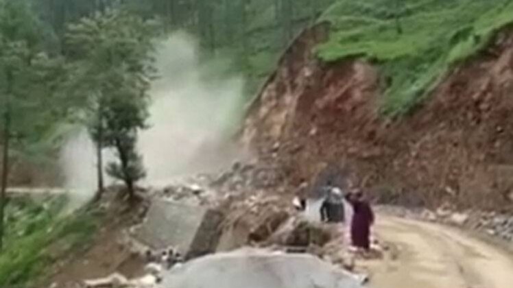 10 मिनट 50 खबरें: टूटा पहाड़, हाईवे पर हाहाकार!