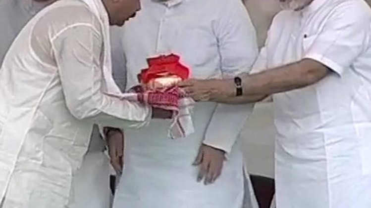 नरेंद्र मोदी ने प्रदेश अध्यक्षों को अस्थि कलश सौंपे