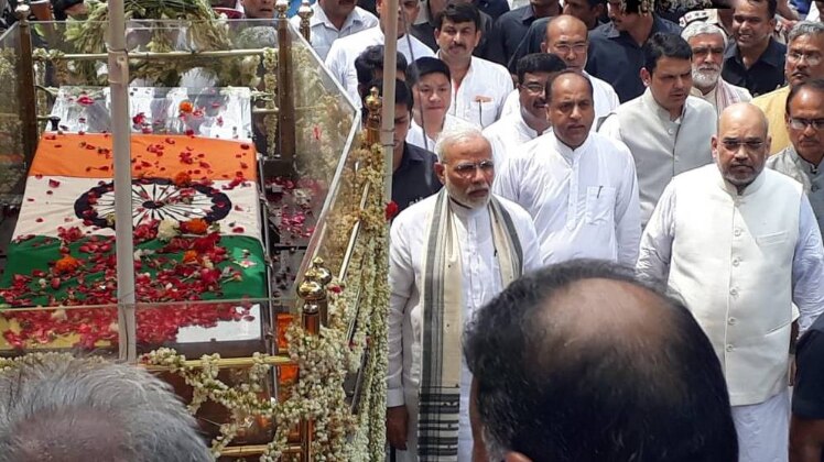 अंतिम सफर पर अटल