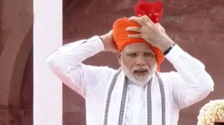 फिसली पीएम मोदी की पगड़ी
