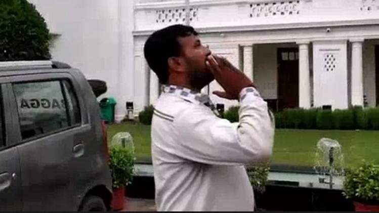 दिल्ली विधानसभा में ऐसे भगाए जा रहे बंदर