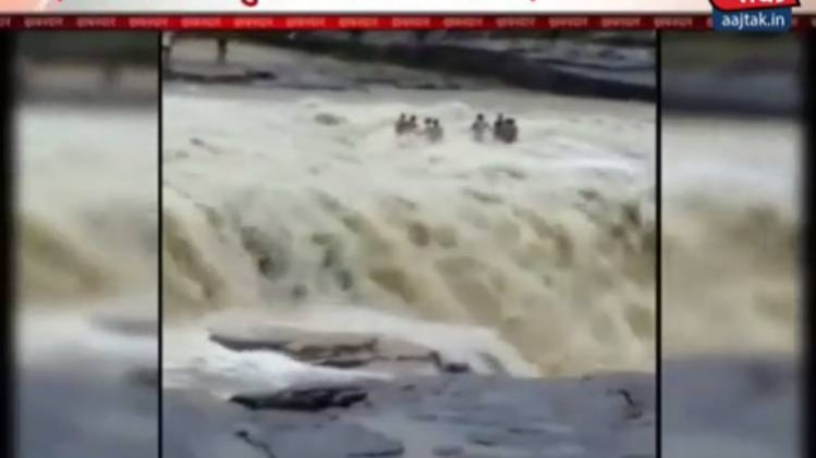 शिवपुरी में पानी में 34 लोग फंसे