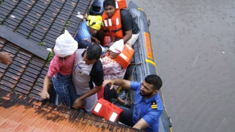 बाढ़ में फंसे लोगों की मदद करते जवान