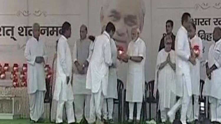 नरेंद्र मोदी ने प्रदेश अध्यक्षों को अस्थि कलश सौंपे