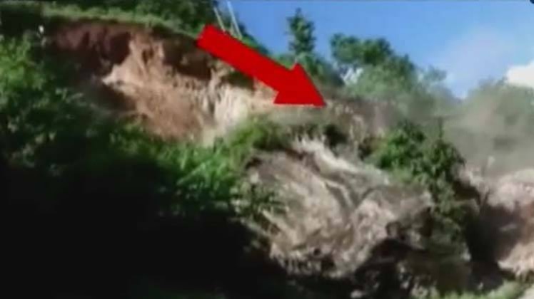 भूस्खलन के दौरान जब पहाड़ से गिरी चट्टान