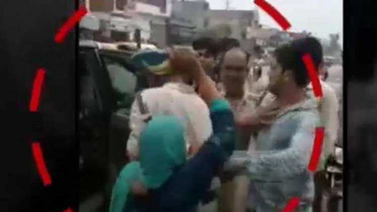 जब बीच सड़क पर महिला ने पुलिसवाले की चप्पल से की पिटाई
