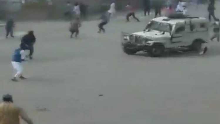 पुलिस की गाड़ी पर हमला