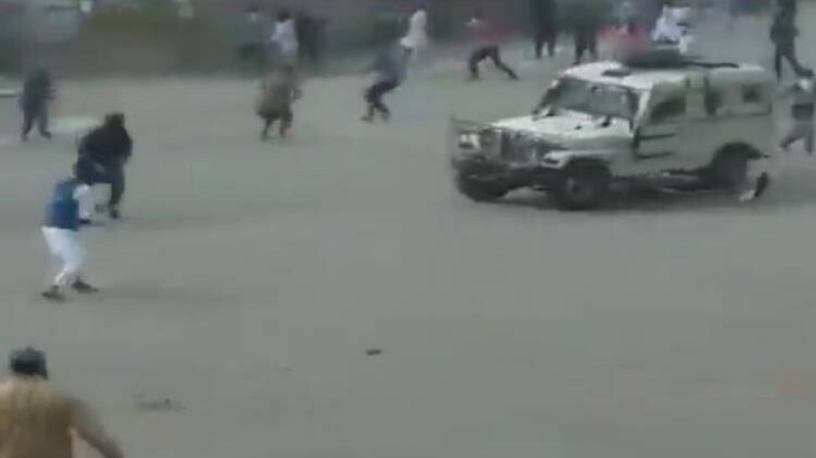 सुरक्षाबलों की गाड़ी पर हमला करते पत्‍थरबाज