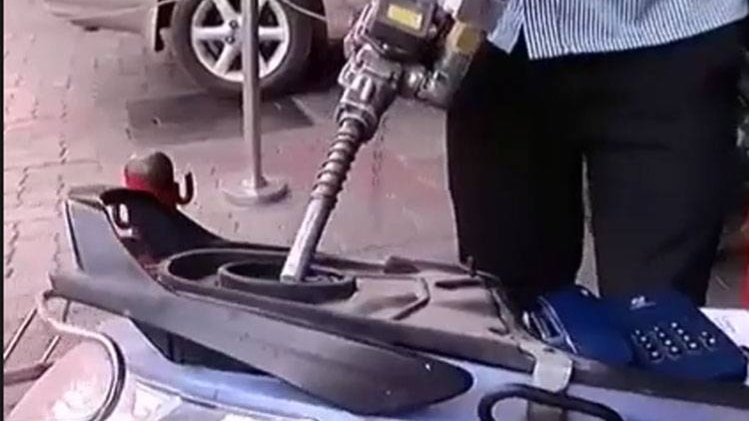 पेट्रोल-डीजल के दाम ने तोड़े रिकॉर्ड