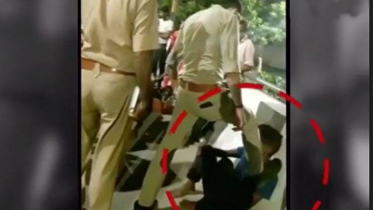 शराबी कांस्टेबल के बूट तले ऑटो रिक्शा चालक!