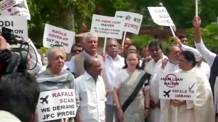 राफेल डील पर मोदी सरकार के खिलाफ विरोध प्रदर्शन