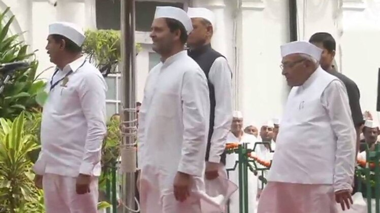 कांग्रेस मुख्यालय में फहराया गया तिरंगा