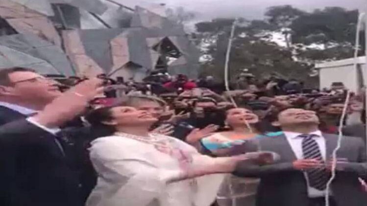 रानी मुखर्जी ऑस्ट्रेलिया के मेलबोर्न में फेडरेशन स्क्वॉयर पर झंडा फहरा रही हैं