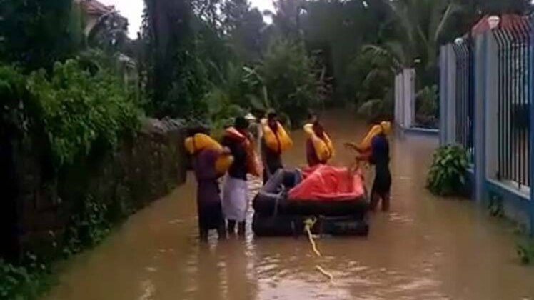 केरल में कोस्ट गार्ड की टीम ऐसे कर रही है बचाव कार्य