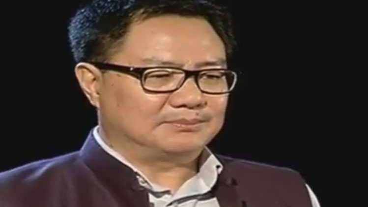 राहुल ने जब मोदी को गले लगाया तो रिजिजू हैरान हुए या अचंभित?