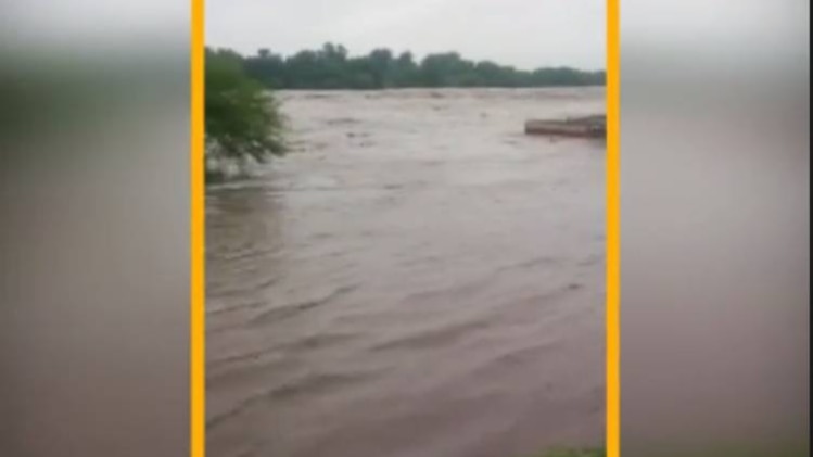 भारी बारिश में डूबे ट्रक