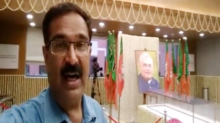 बीजेपी मुख्यालय को फूलों से सजाया गया