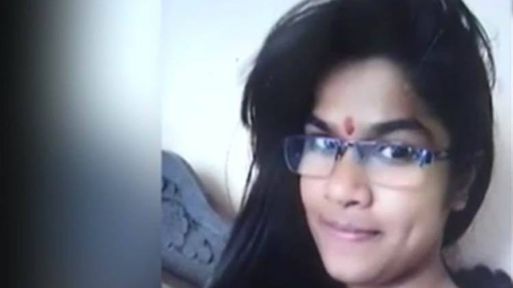 वीडियो चौट करते हुए लड़की ने कर ली खुदकुशी
