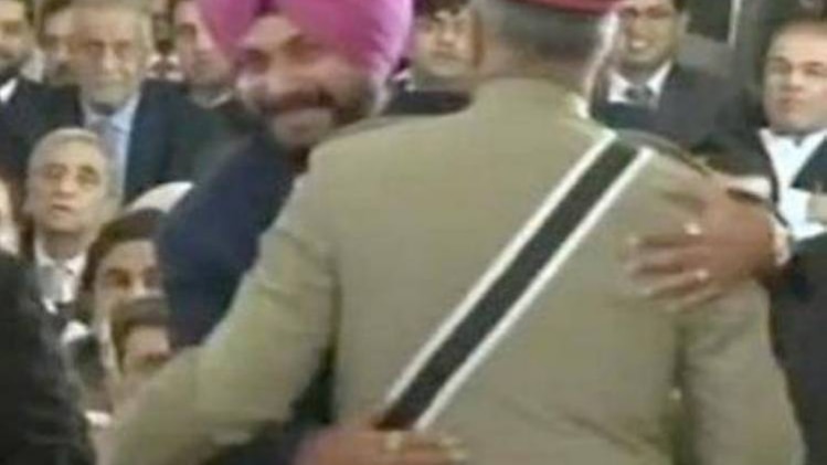 पाक आर्मी चीफ  बाजवा से गले मिलते  सिद्धू