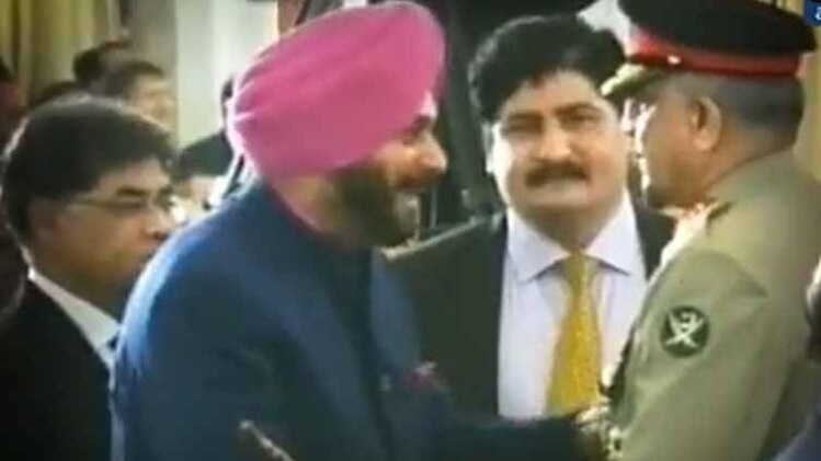 हल्ला बोलः पाक जाकर फंस गए सिद्धू