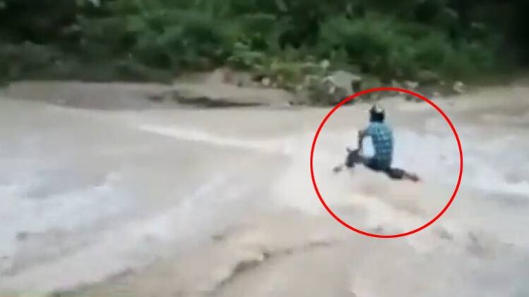 तेज पानी के बहाव में बहता बाइक सवार