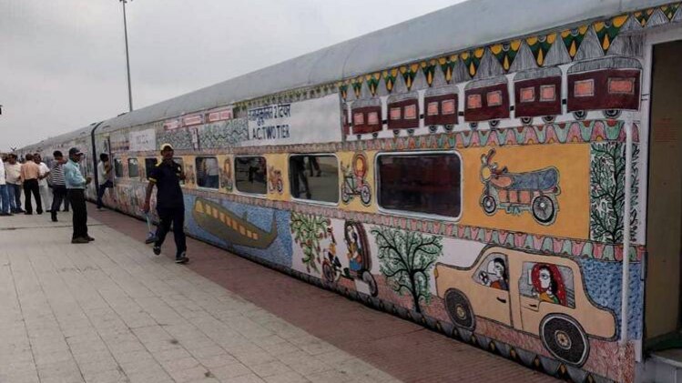 मधुबनी पेंटिंग से सजी ट्रेन में क्‍या है खास