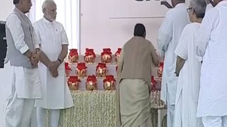 नरेंद्र मोदी ने प्रदेश अध्यक्षों को अस्थि कलश सौंपे